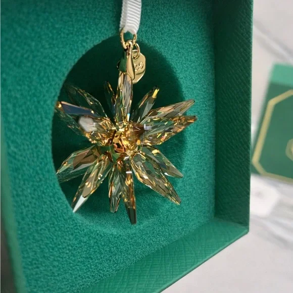 Swarovski 2025 Annual Edition Festive 3D Star Ornament 5701505 Gold w/ Box - Picture 3 of 7